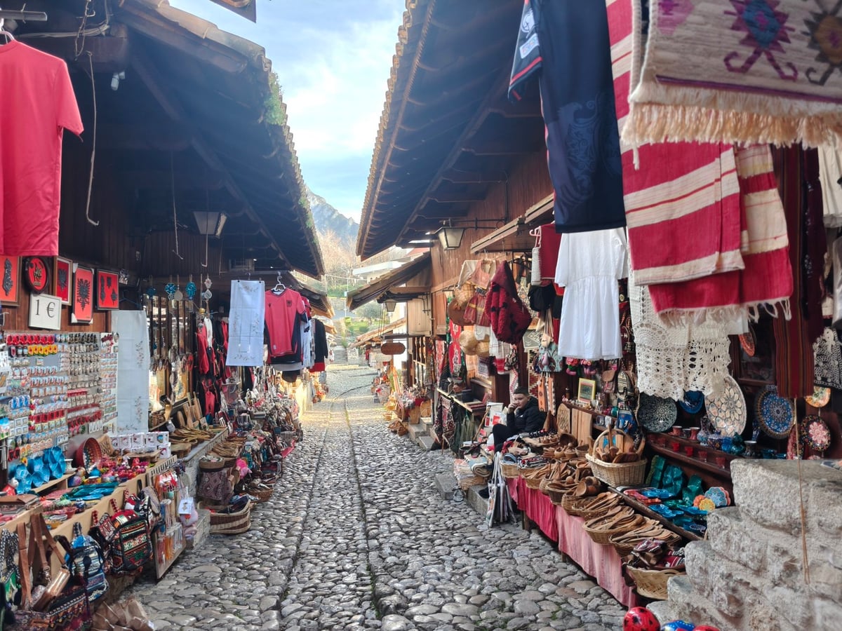 El bazar otomano de Kruja, con sus tiendas de artesanía y alfombras bajo los soportales de madera.