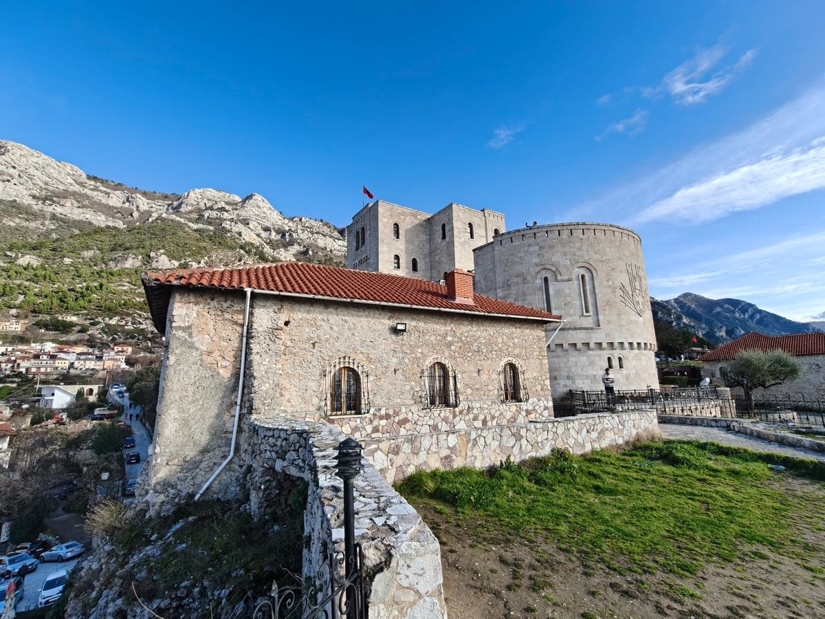 Iglesia de piedra rodeada de montañas en Gjirokastër.