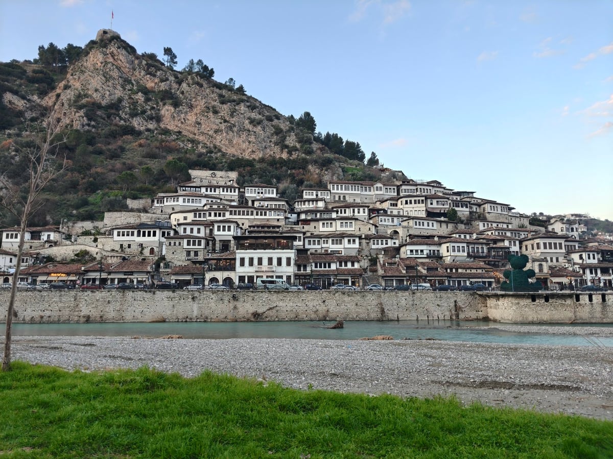 Las casas otomanas de Berat apiladas en la ladera, con sus fachadas blancas y la multitud de ventanas que dan a la ciudad su apodo de «ciudad de las mil ventanas».