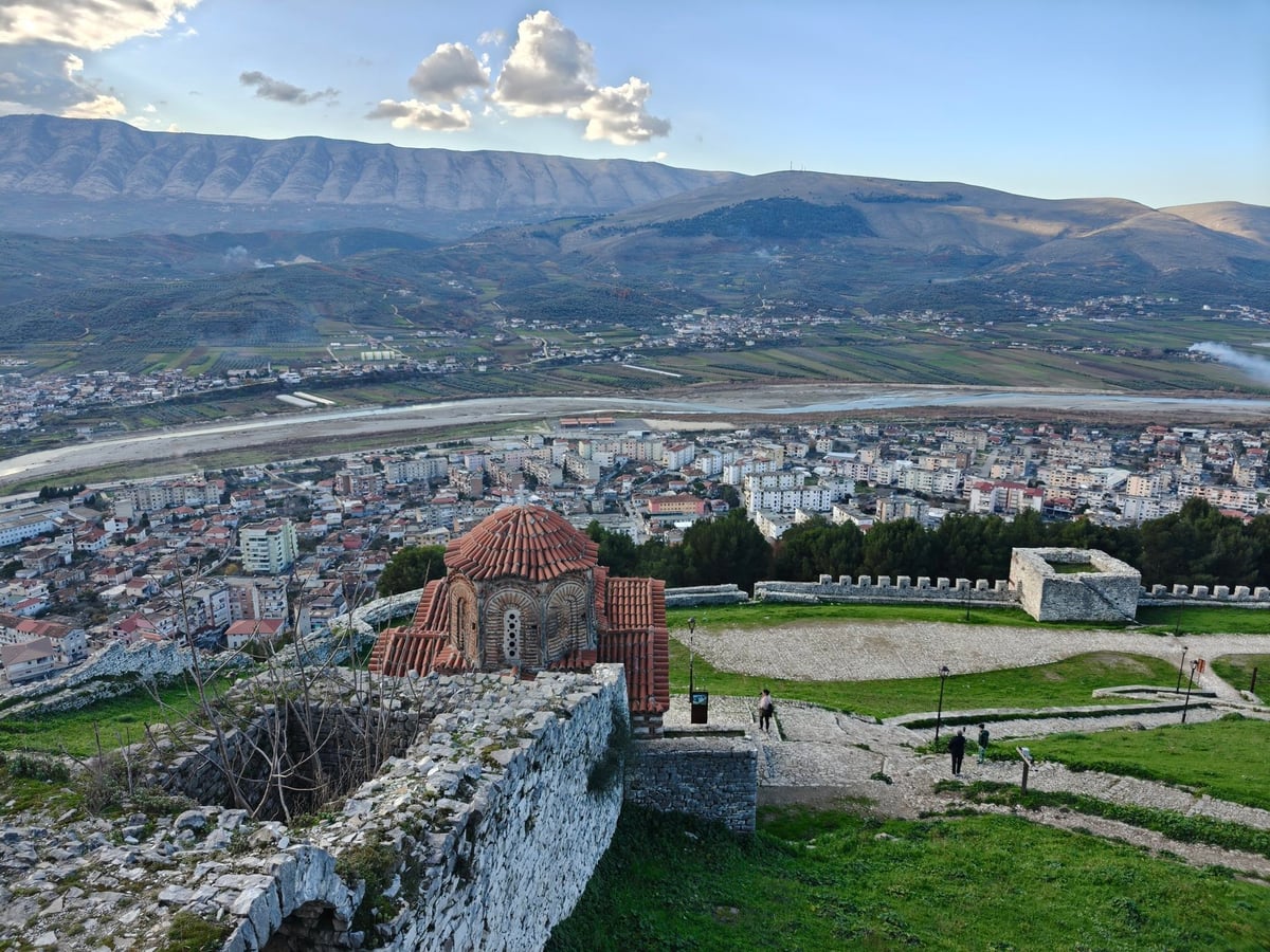 Panorámica de Berat desde la fortaleza con el río y las montañas al fondo.