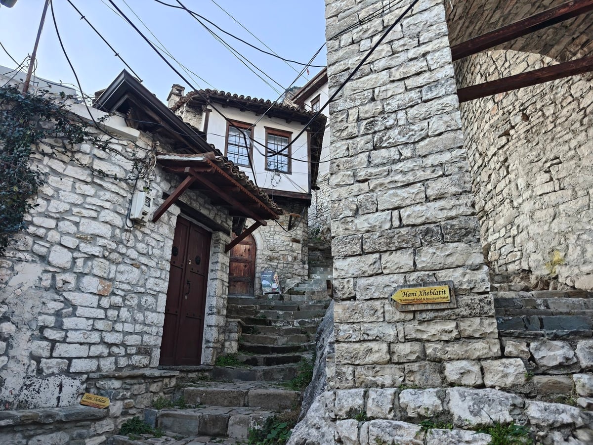Casa tradicional de piedra con puertas de madera en el casco histórico de Berat.