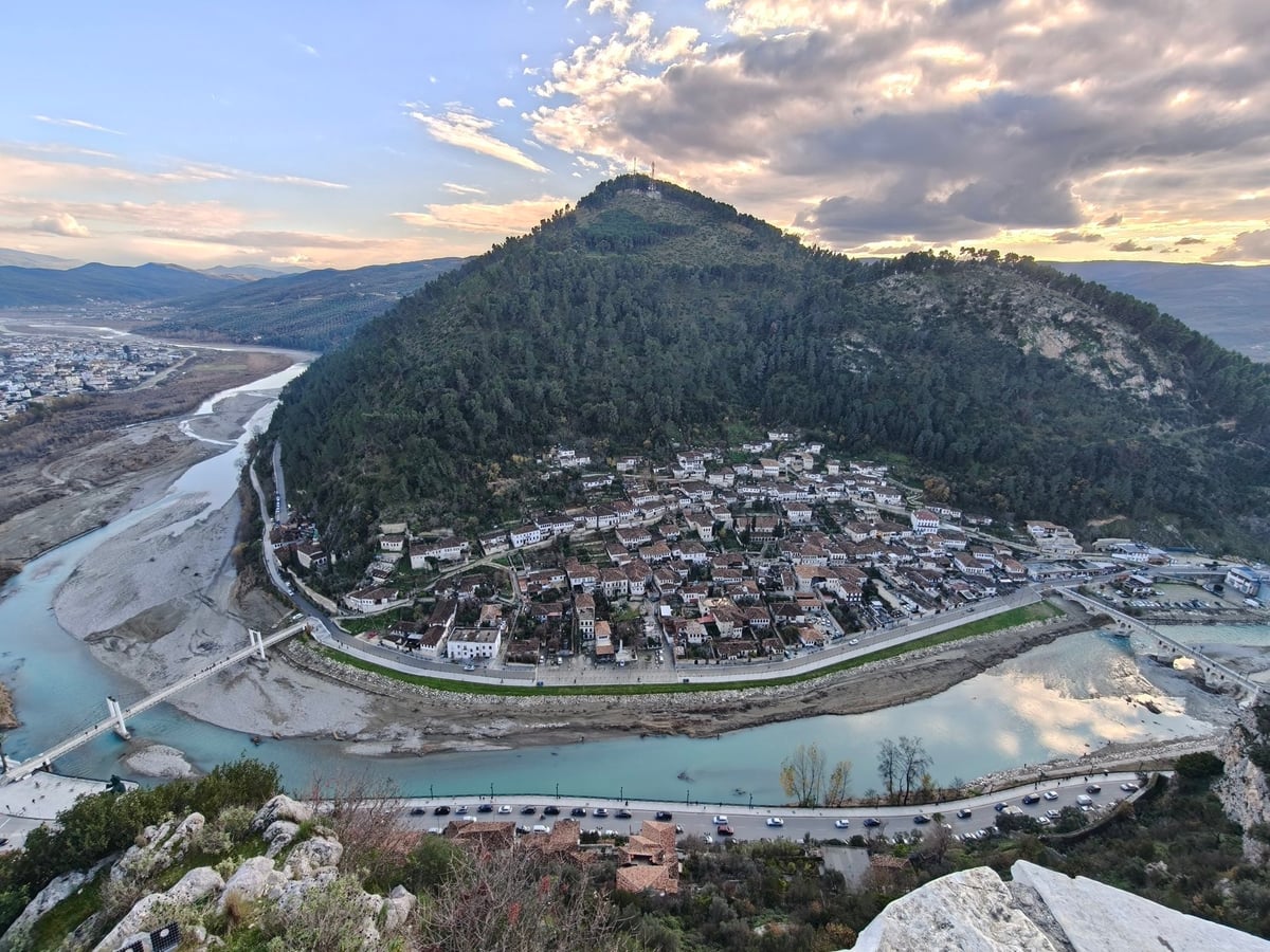 Vista panorámica de Berat y del río rodeando la colina histórica.