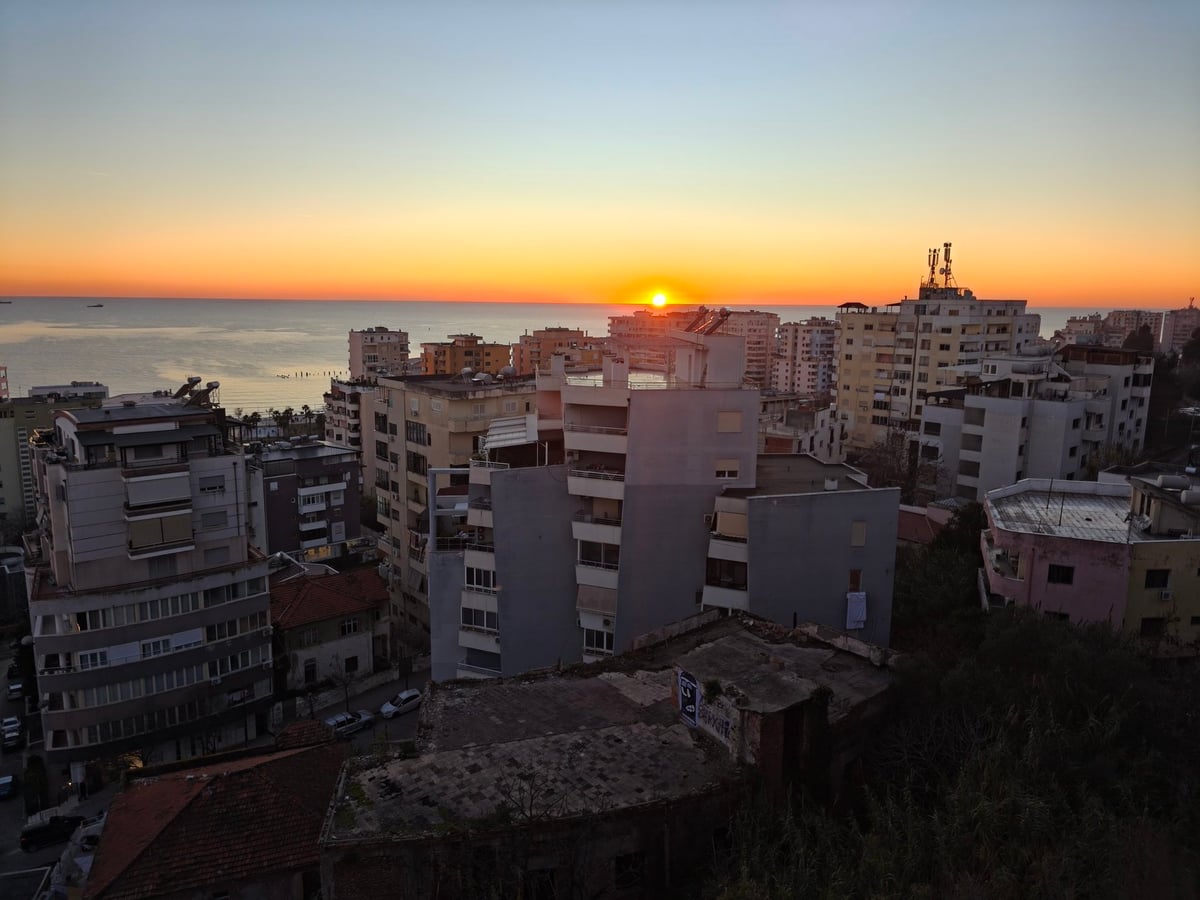 Vista panorámica de Durrës desde un mirador, con la ciudad y el puerto extendiéndose junto al mar Adriático.