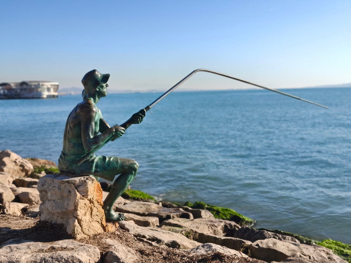 Estatua de un pescador junto al mar en Durrës.