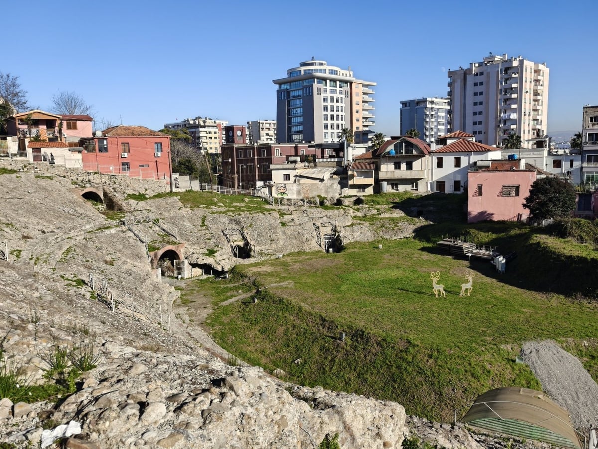 Restos arqueológicos junto a edificios modernos de Durrës.