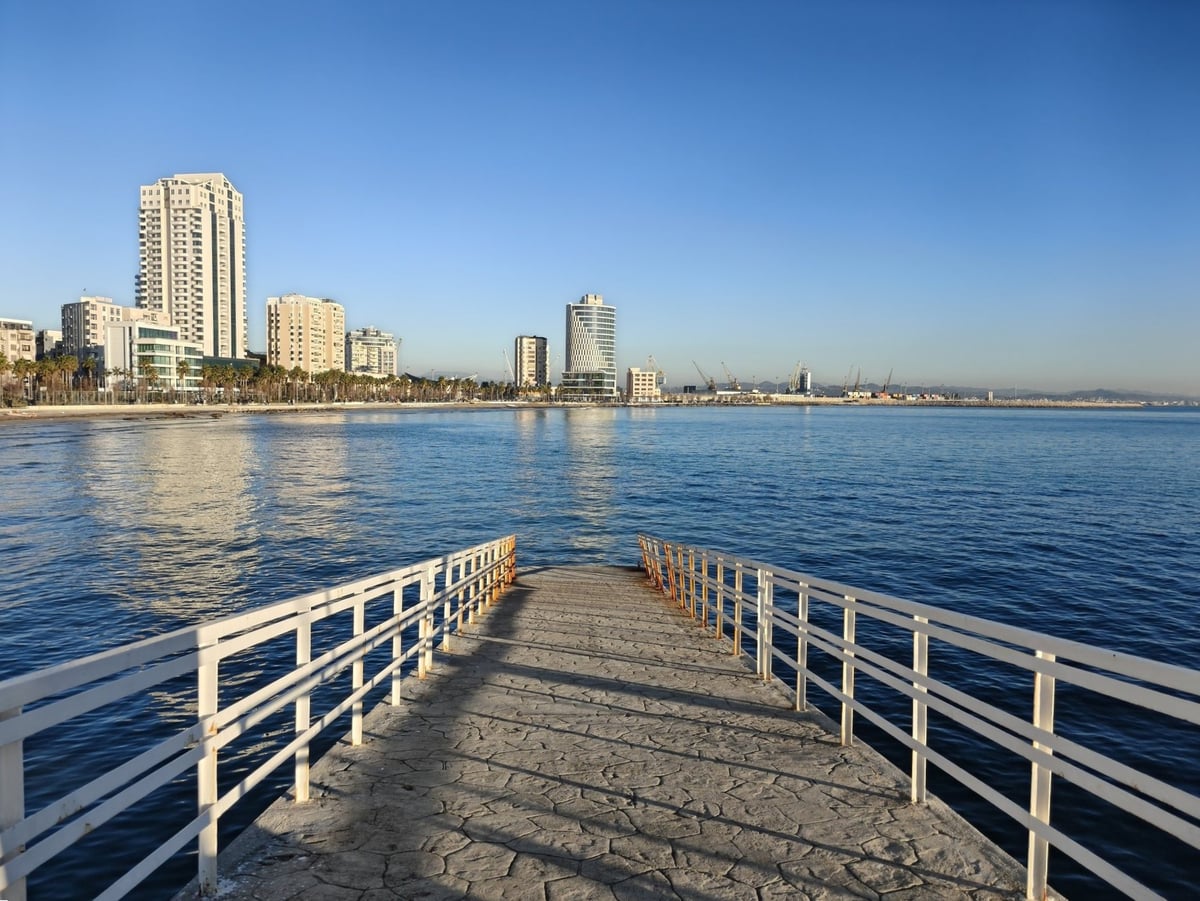 Pasarela sobre el mar con vistas a la costa de Durrës.