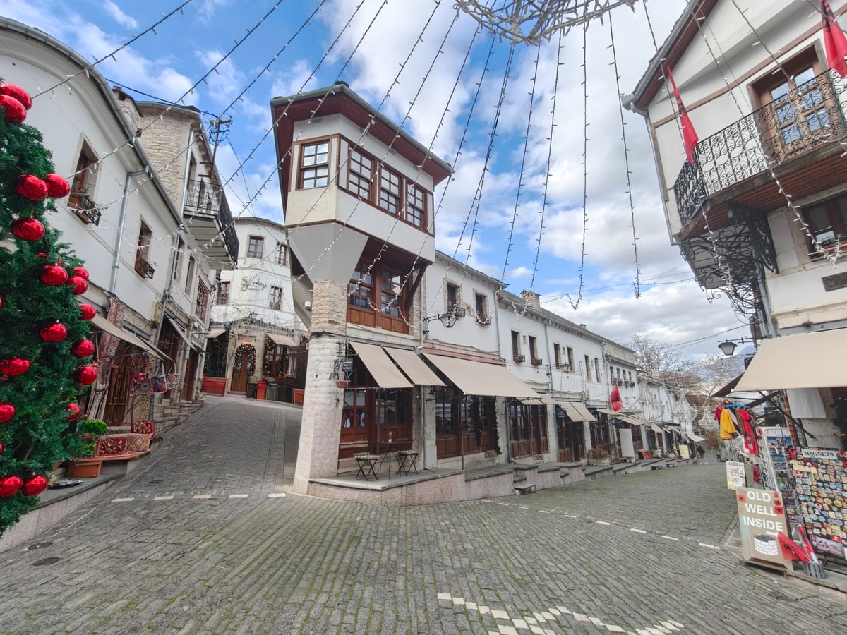 Una casa otomana típica de Gjirokastra, con su fachada de piedra gris y el tejado de pizarra característico de la ciudad.