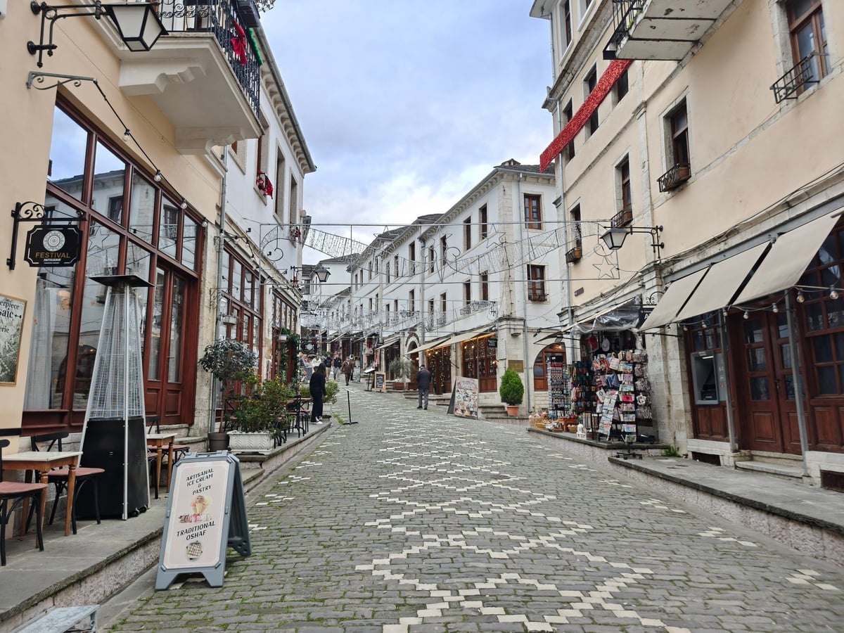 Calle peatonal empedrada del centro histórico de Berat.