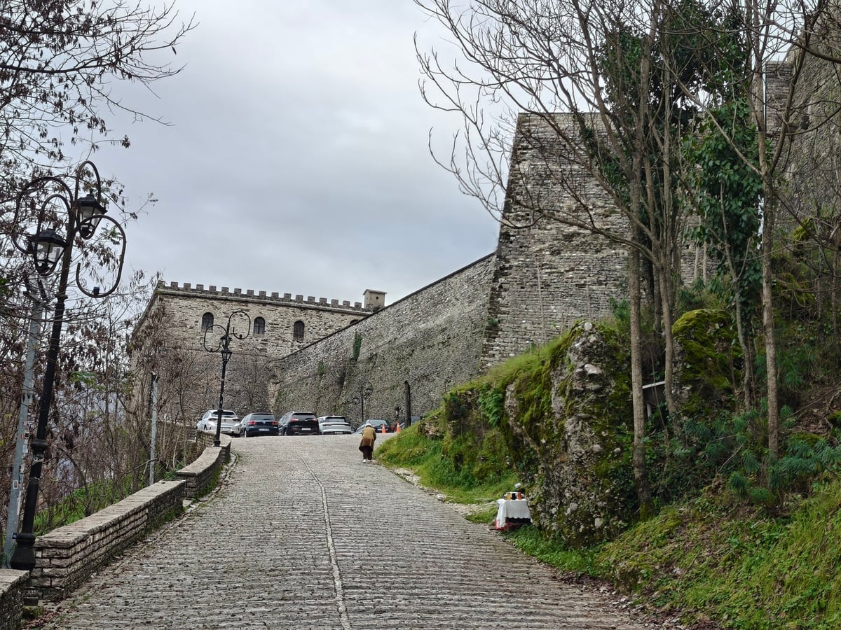 Camino empedrado junto a las murallas de la fortaleza de Berat.