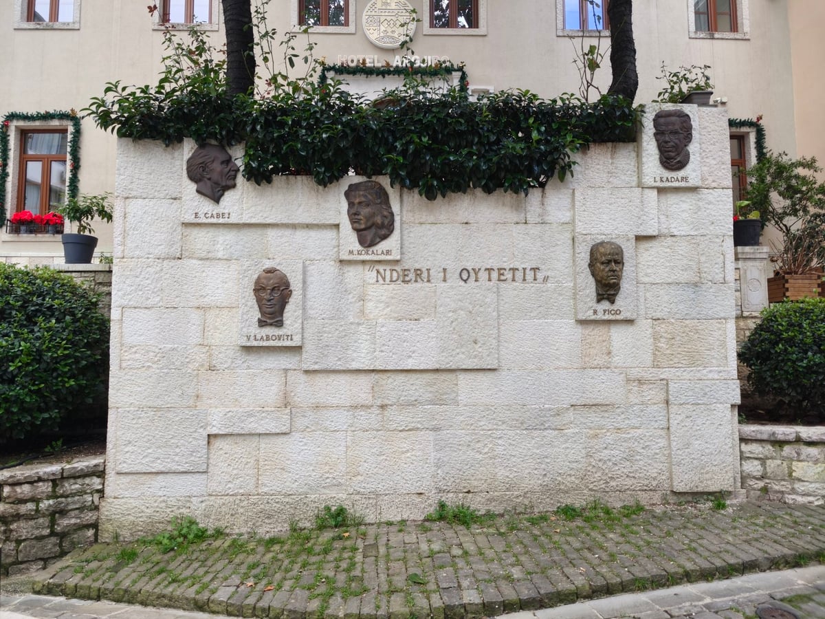 Muro con placas y retratos de personas distinguidas de la ciudad.
