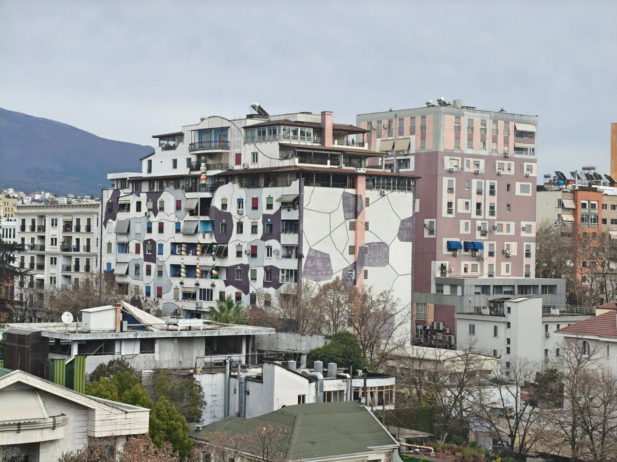 Vista de edificios residenciales y comerciales de Tirana.