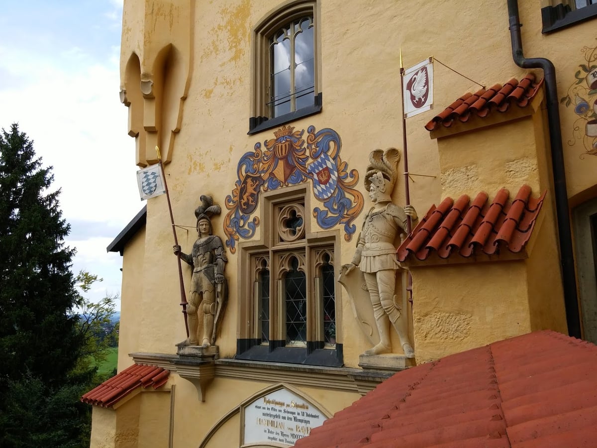 Fachada ornamentada de un edificio histórico bávaro con escudos y decoración en relieve.