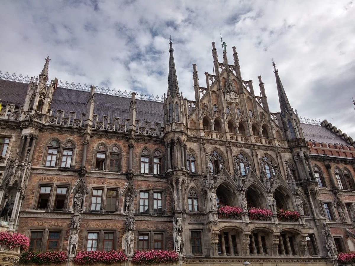 Fachada neogótica del Ayuntamiento Nuevo de Múnich en la Marienplatz.