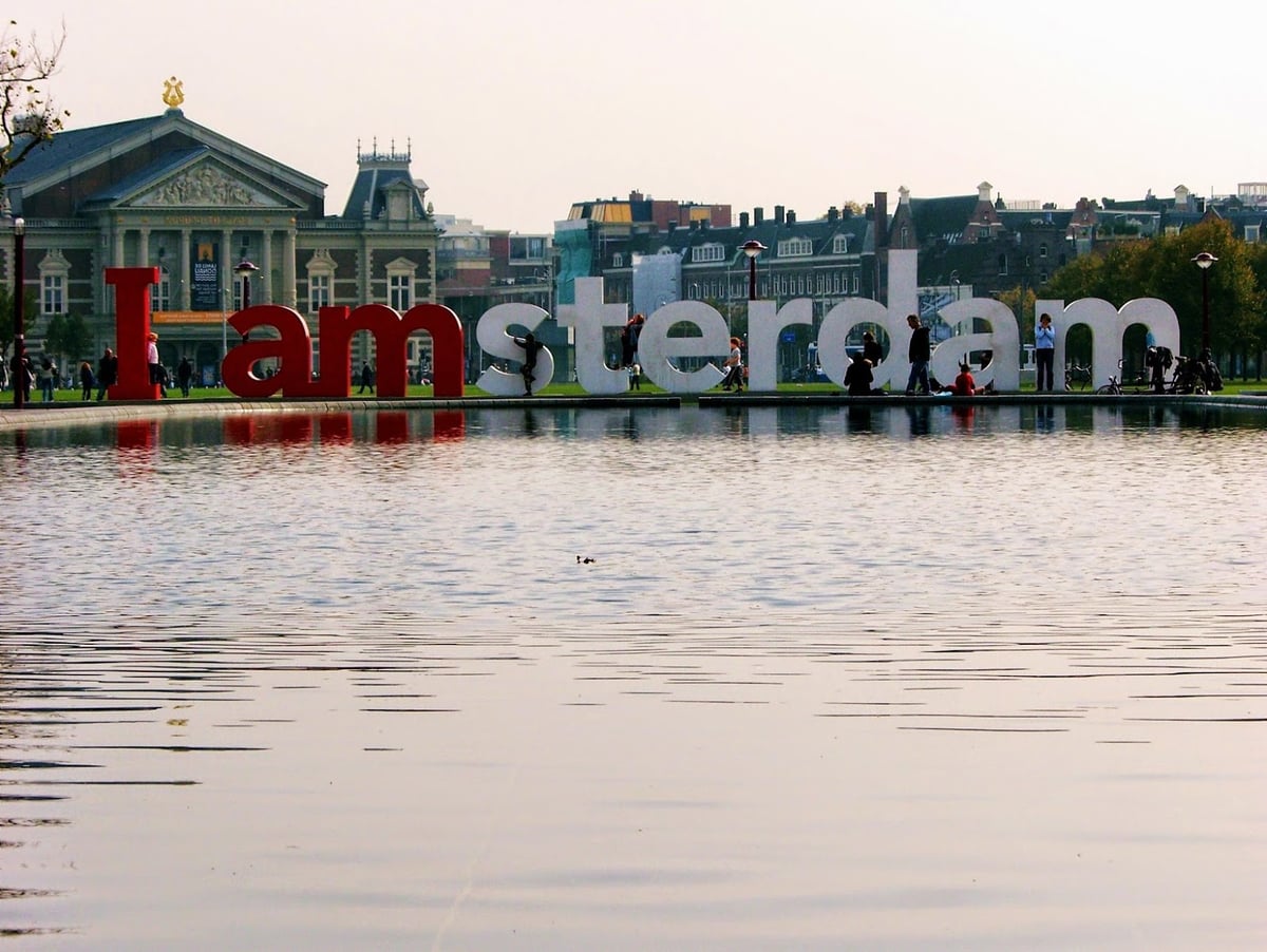 Las letras I amsterdam junto a uno de los canales del centro, poco después de llegar en tren desde el aeropuerto de Schiphol.