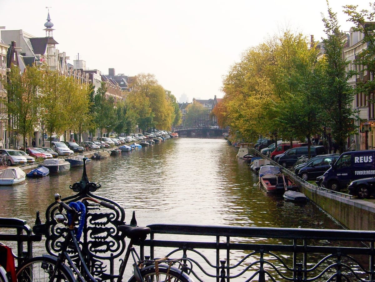 Bicicletas apoyadas en el pretil de un canal de Ámsterdam, la forma de moverse más habitual en cualquier ciudad neerlandesa.