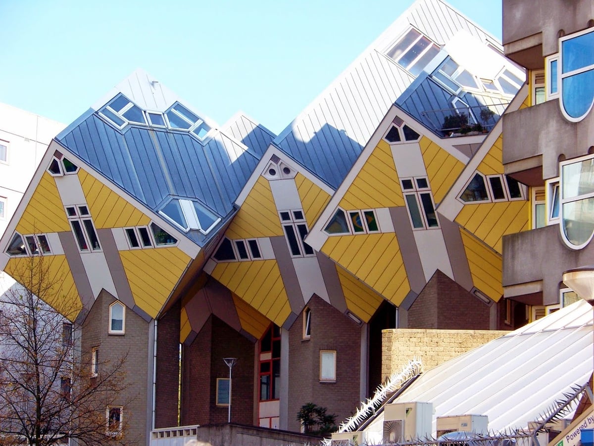 Las casas cúbicas amarillas e inclinadas de Rotterdam, diseñadas por el arquitecto Piet Blom.