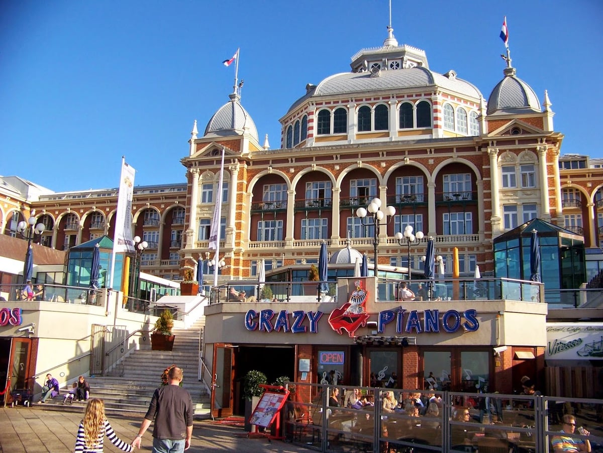 El Kurhaus y los locales de ocio del paseo marítimo de Scheveningen, la playa de La Haya sobre el mar del Norte.