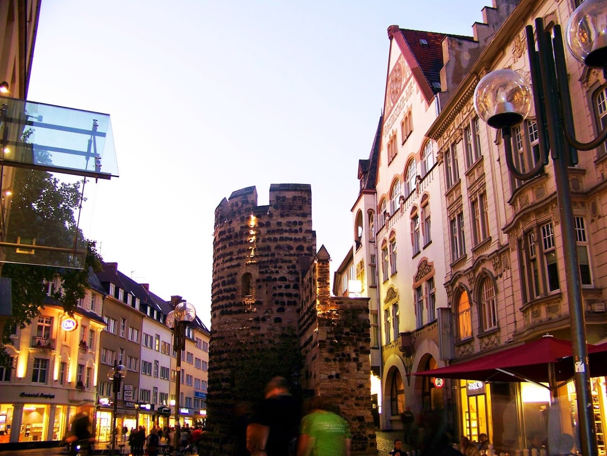 Eigelsteintorburg en Colonia rodeada de edificios históricos y calles del centro.
