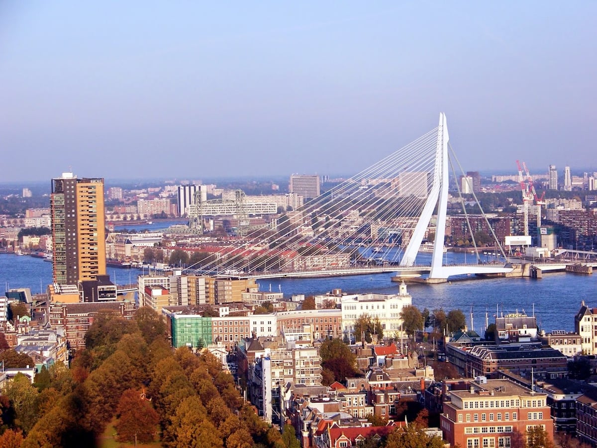 Panorámica de Rotterdam con el puente Erasmus y el río Nieuwe Maas, con luz de octubre.
