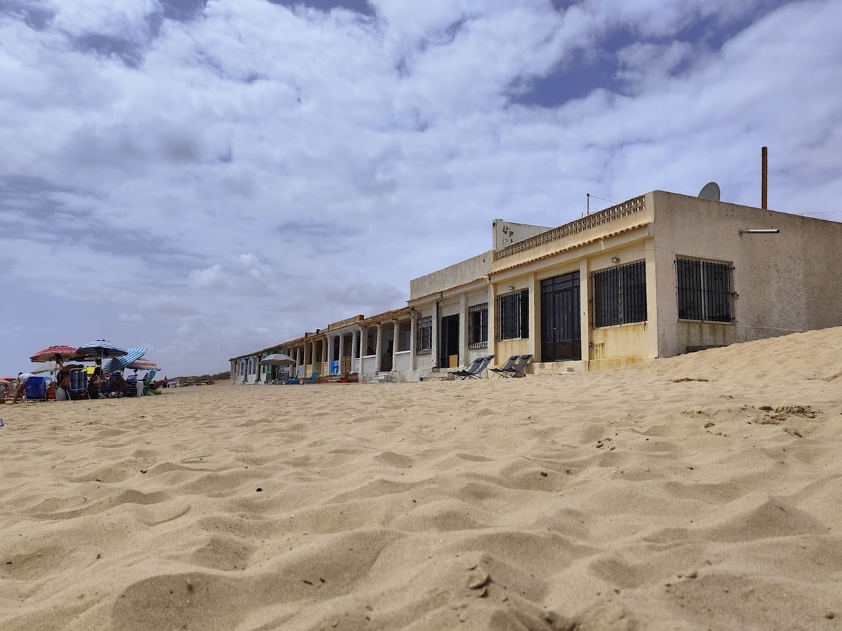 Edificio junto a una playa de arena