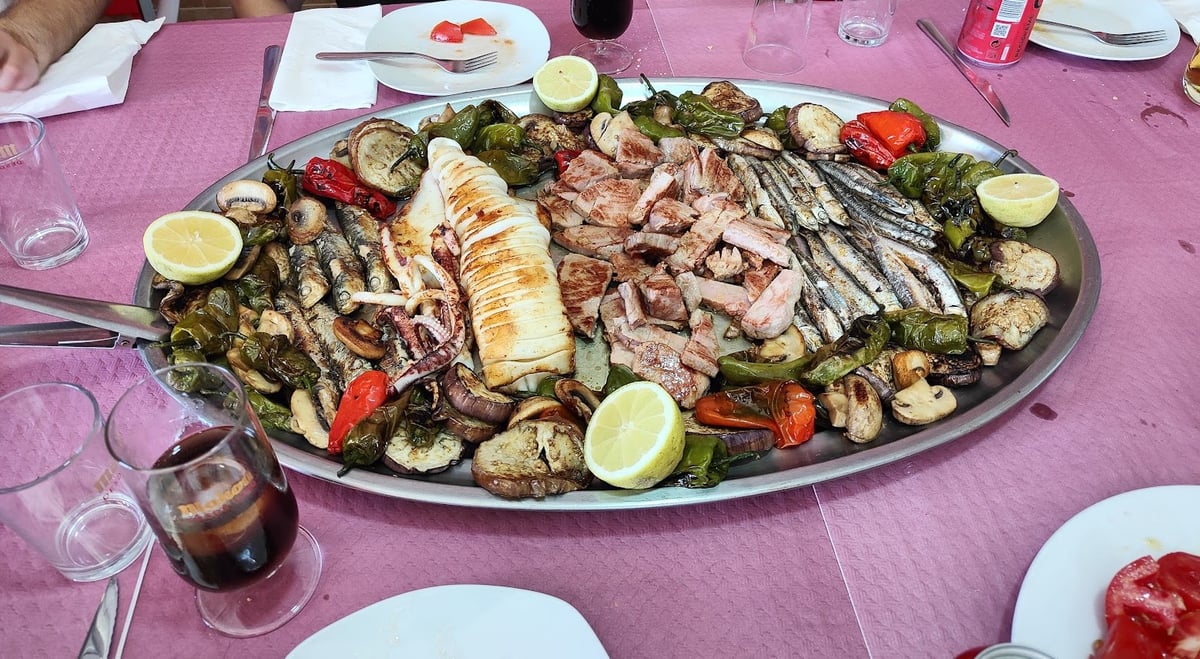 Plato de marisco y pescado servido en una mesa