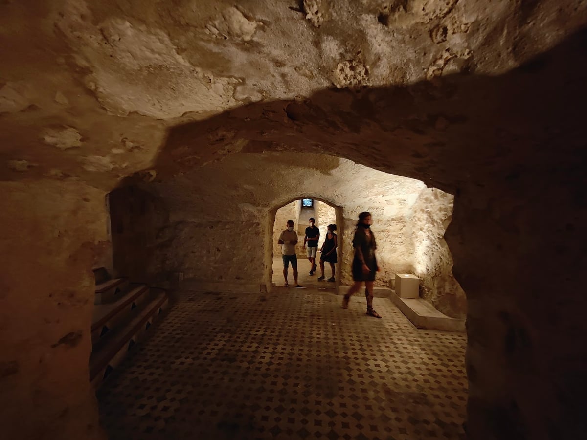 Interior de una construcción excavada en la roca