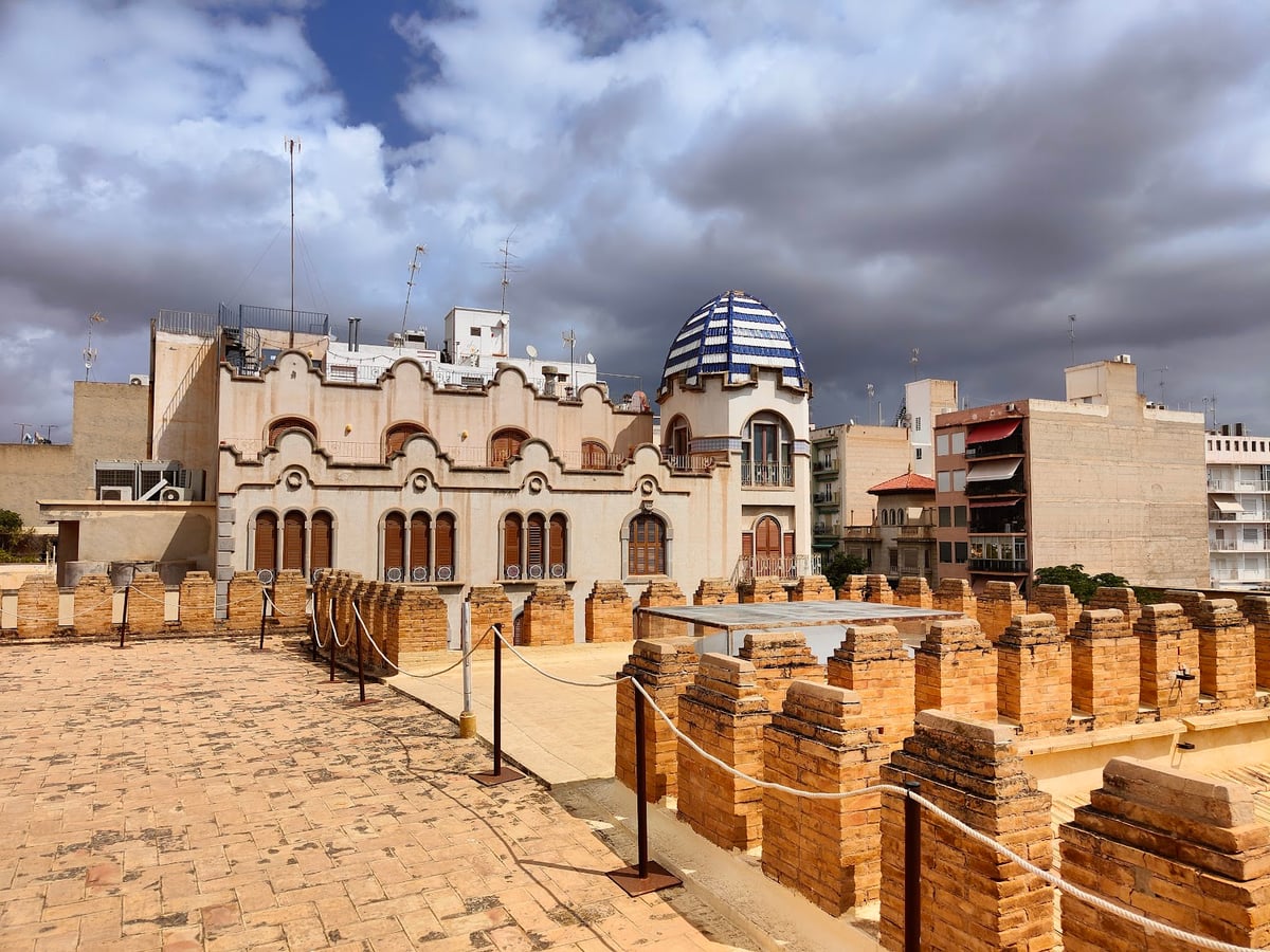 Patio de una fortificación de piedra
