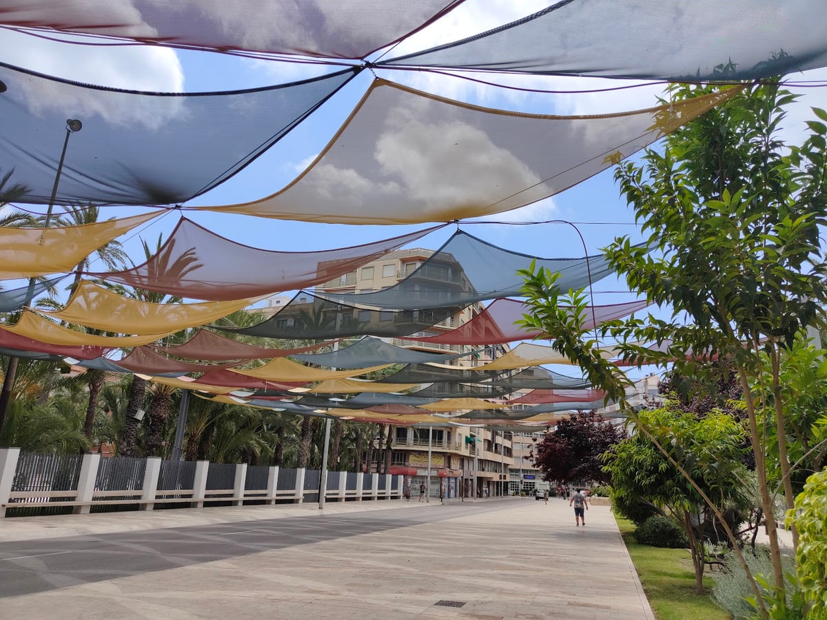 Jardín con estructuras de sombra y vegetación