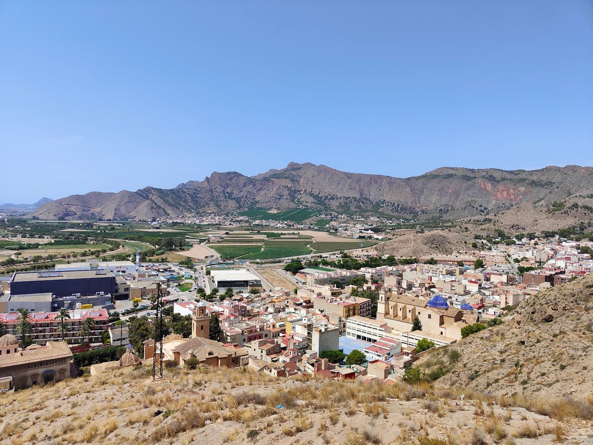 Panorámica de una localidad rodeada de montañas