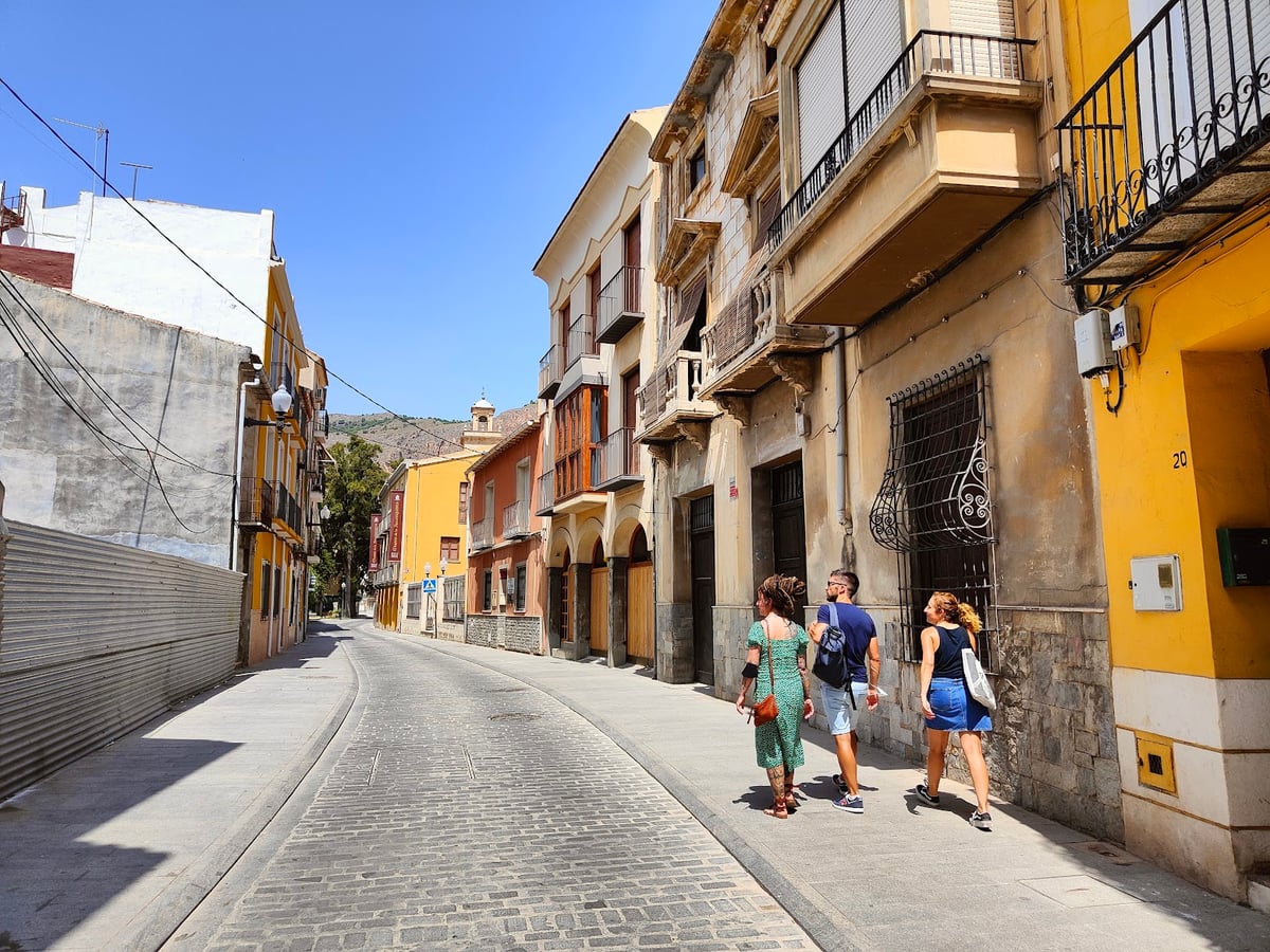 Calle del casco histórico con casas tradicionales