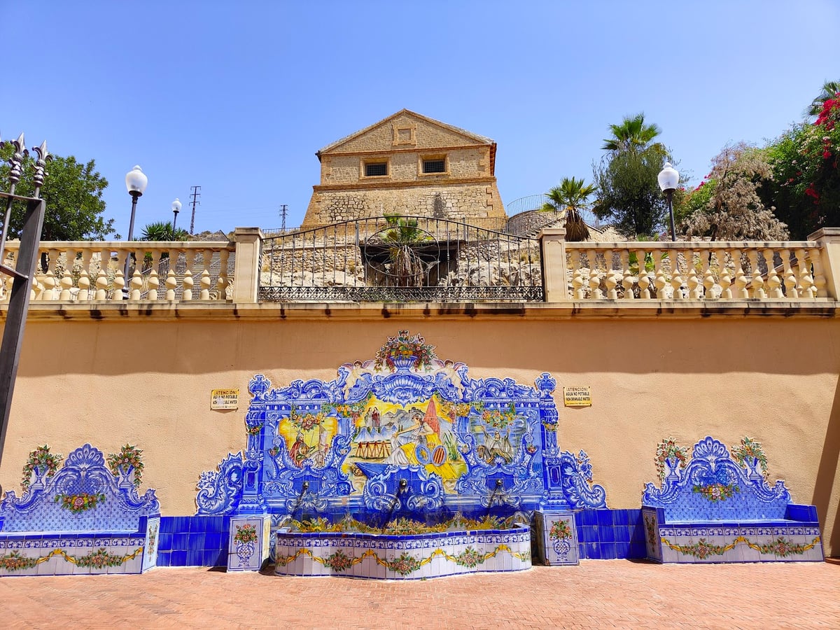 Fuente decorada con azulejos en un patio