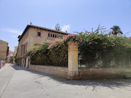 Casa tradicional rodeada de vegetación