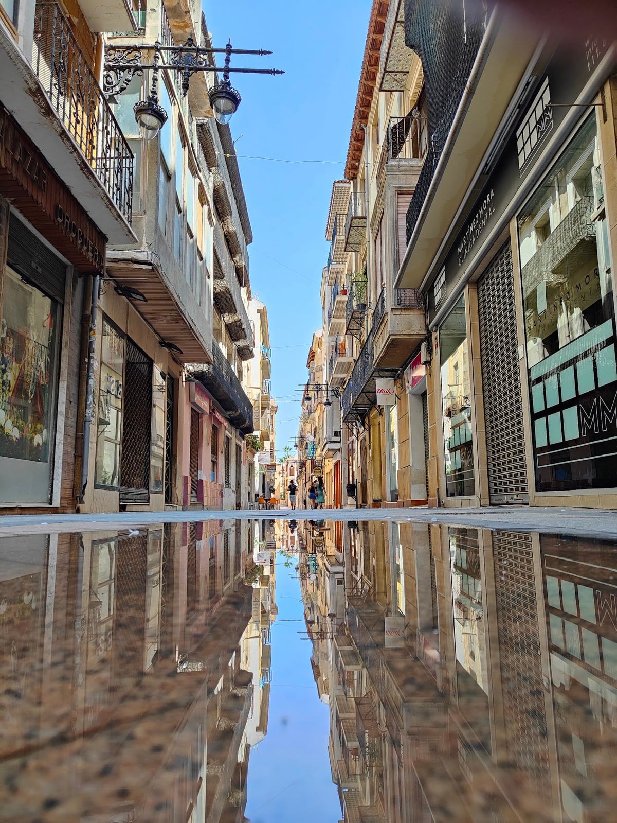 Calle histórica con fachadas y balcones