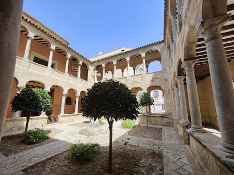Patio interior porticado de un edificio histórico
