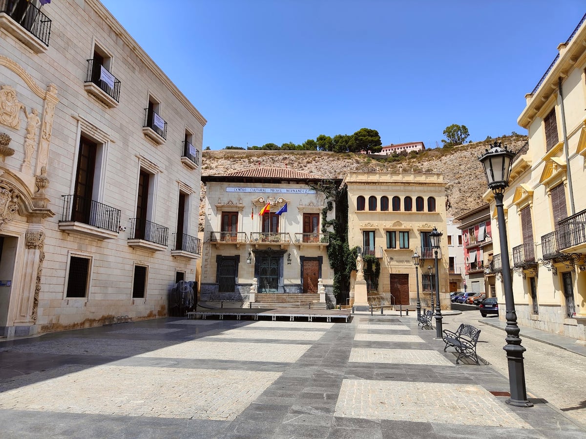 Plaza histórica rodeada de edificios de piedra
