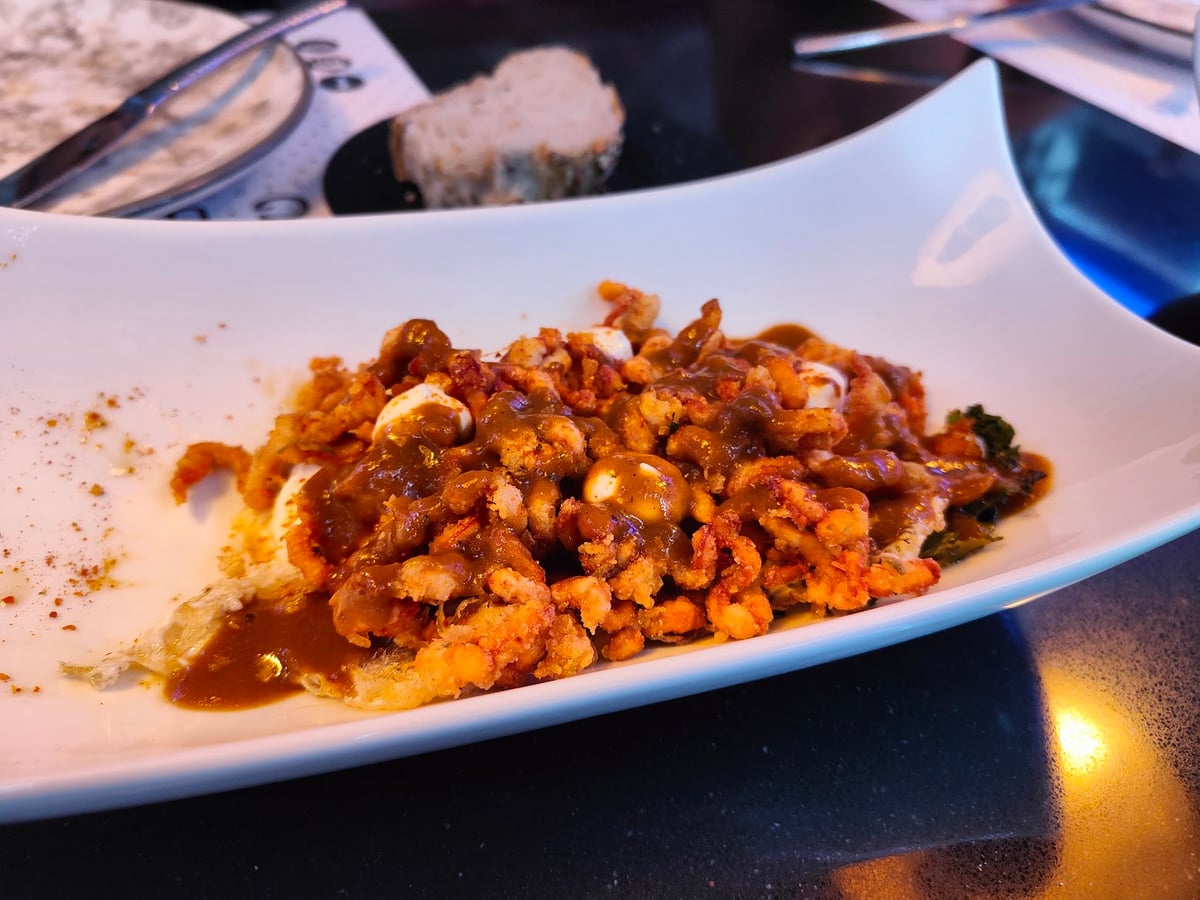 Plato de pasta servido en un restaurante