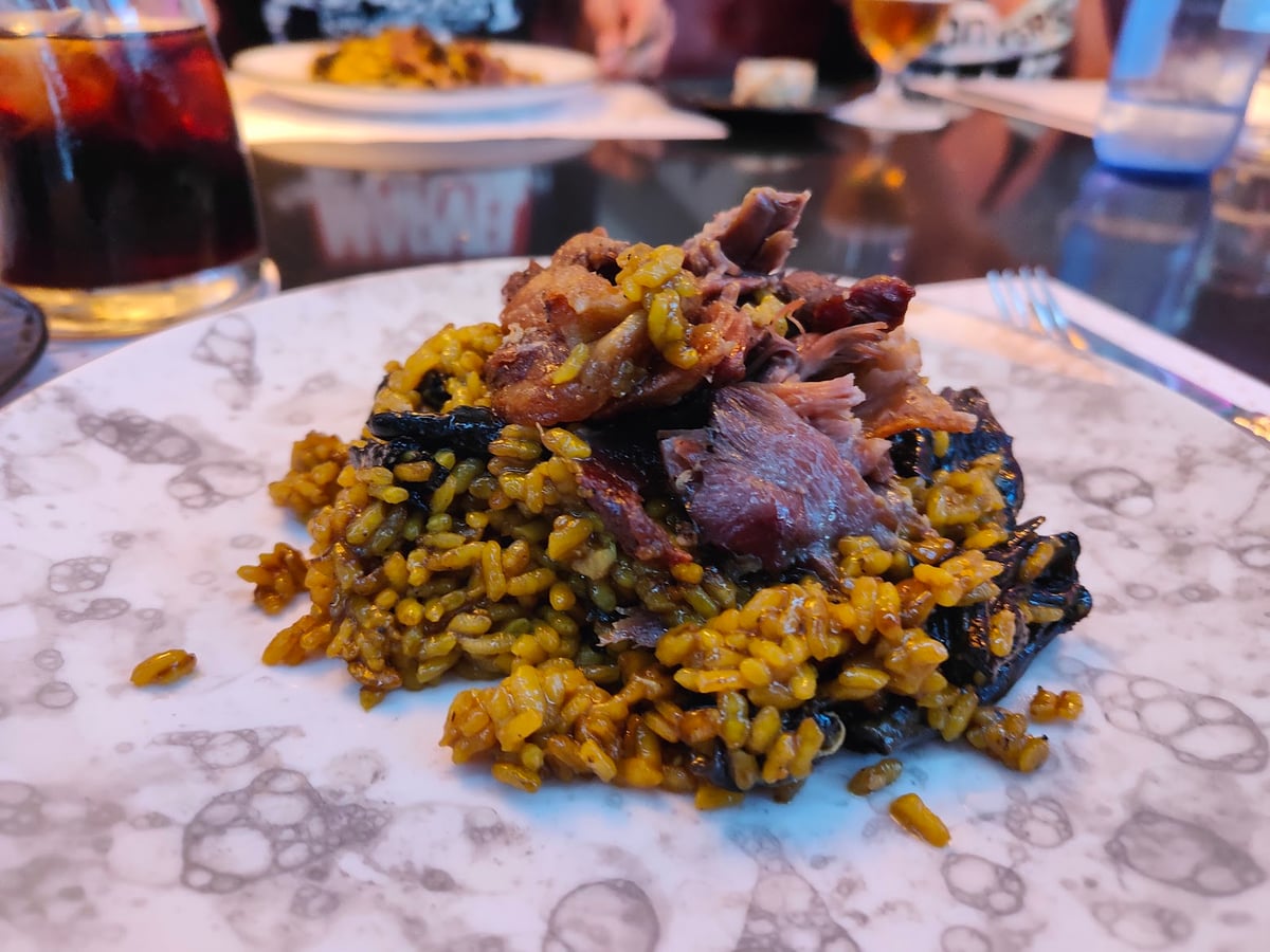 Plato de arroz con carne servido en un restaurante