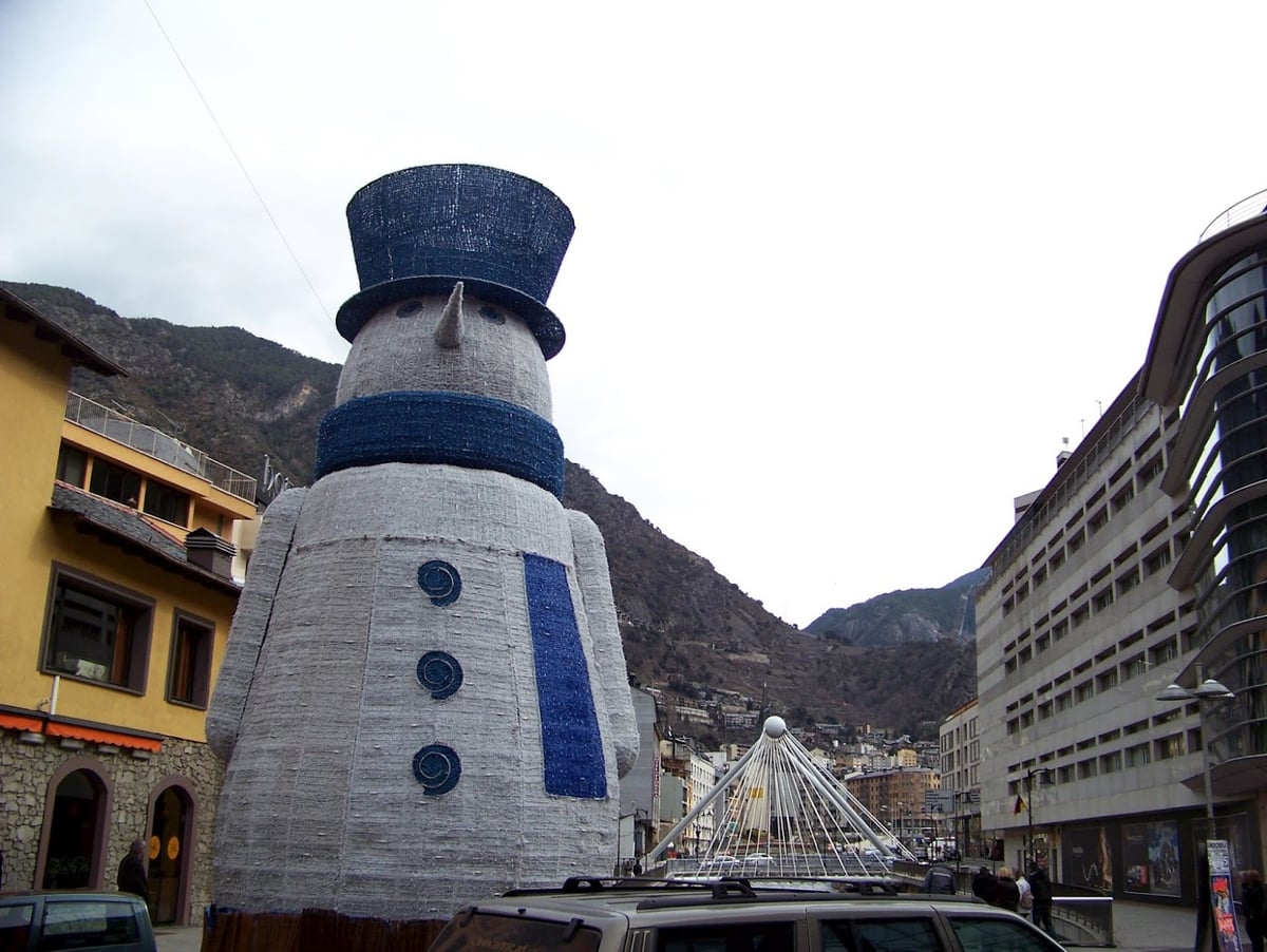 Escultura de muñeco de nieve en una calle de Andorra