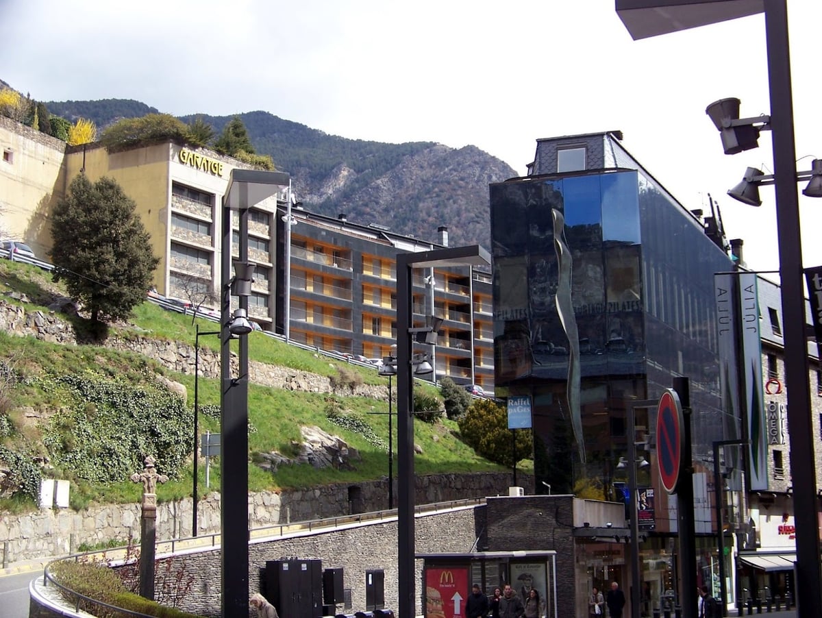Edificios del centro de Andorra la Vella rodeados de montañas.