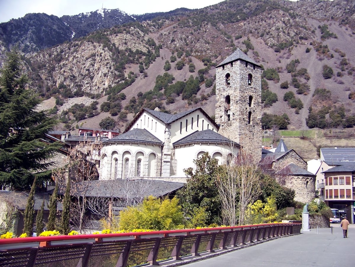 Iglesia románica rodeada de montañas en Andorra.