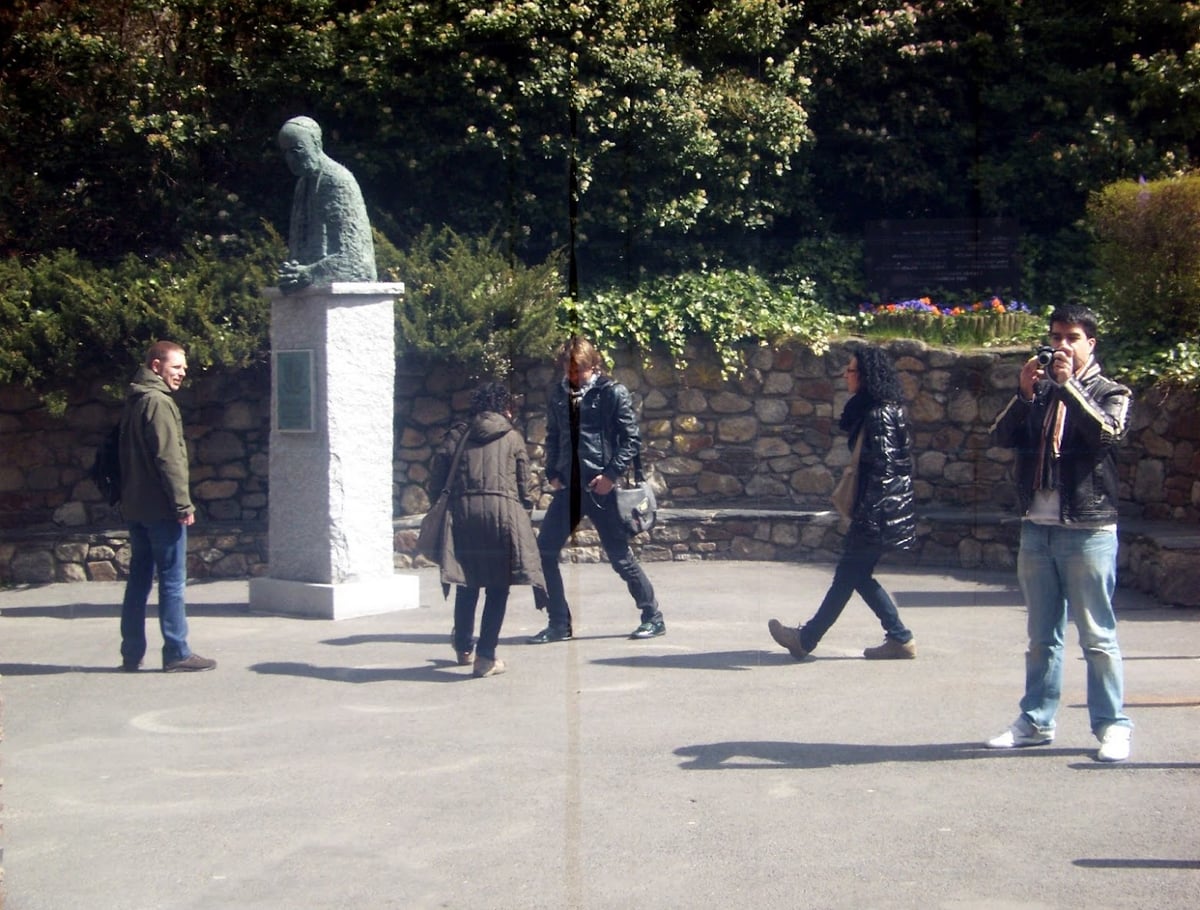 Escultura monumental en una plaza