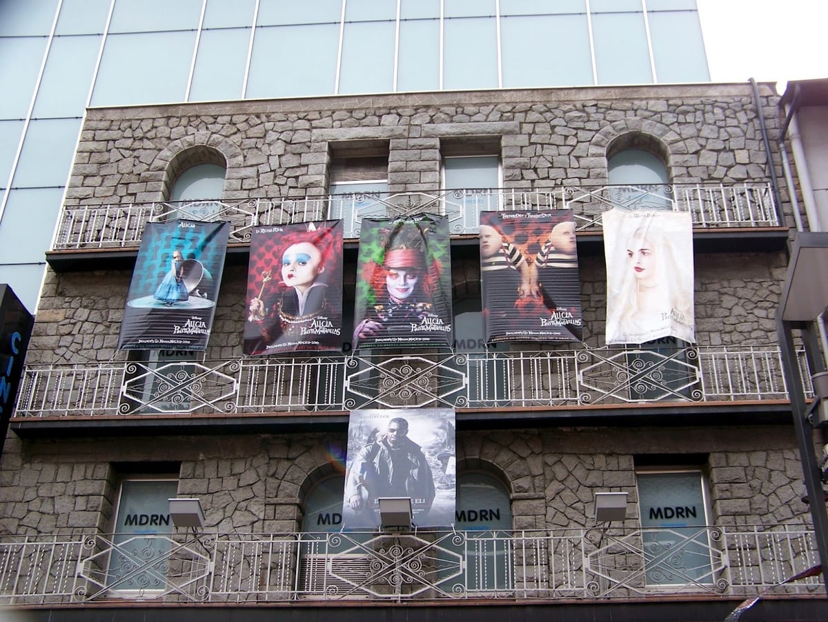 Fachada de un comercio de Andorra la Vella decorada con carteles de ofertas.