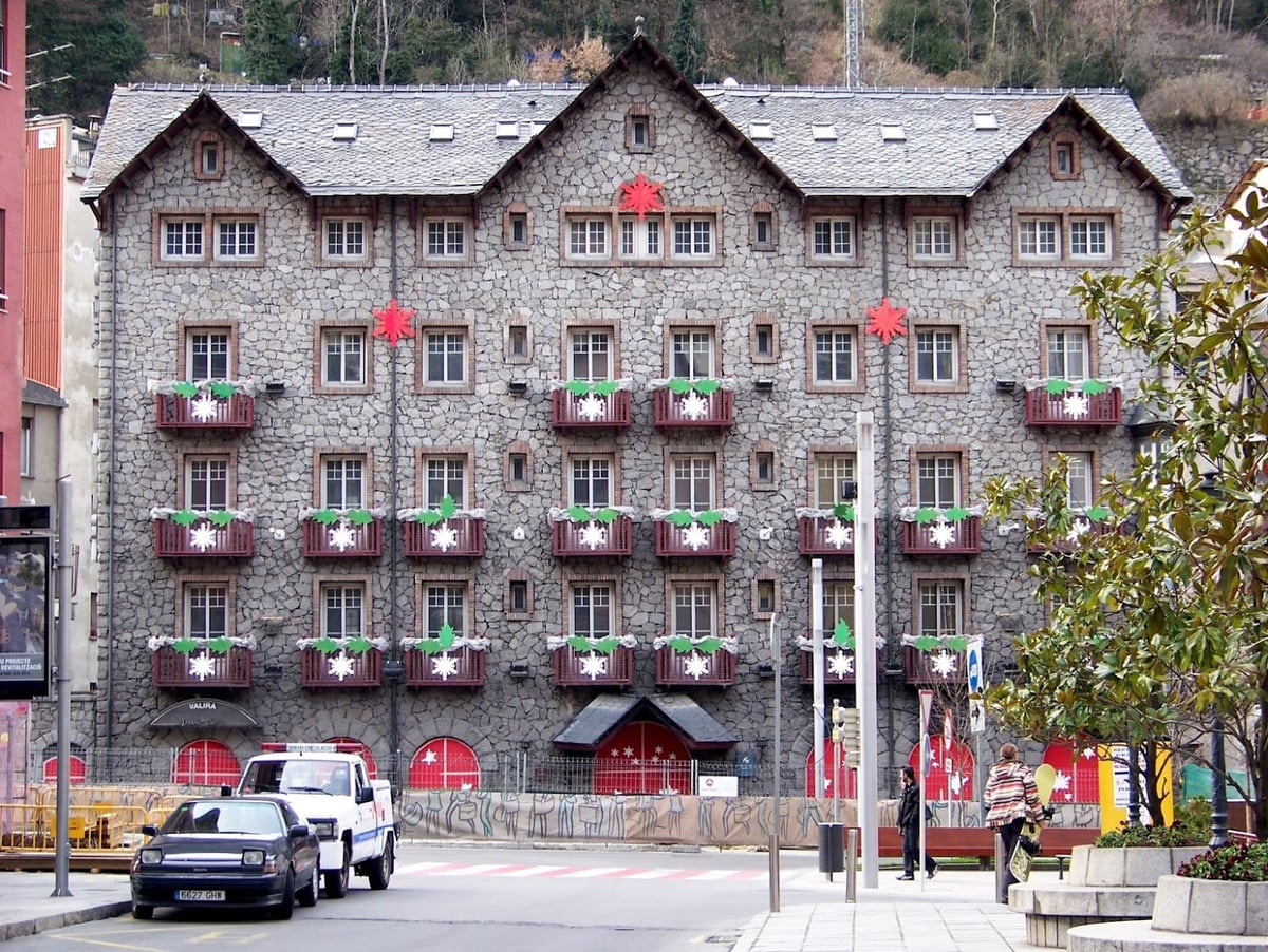 Hotel de arquitectura tradicional junto a la carretera