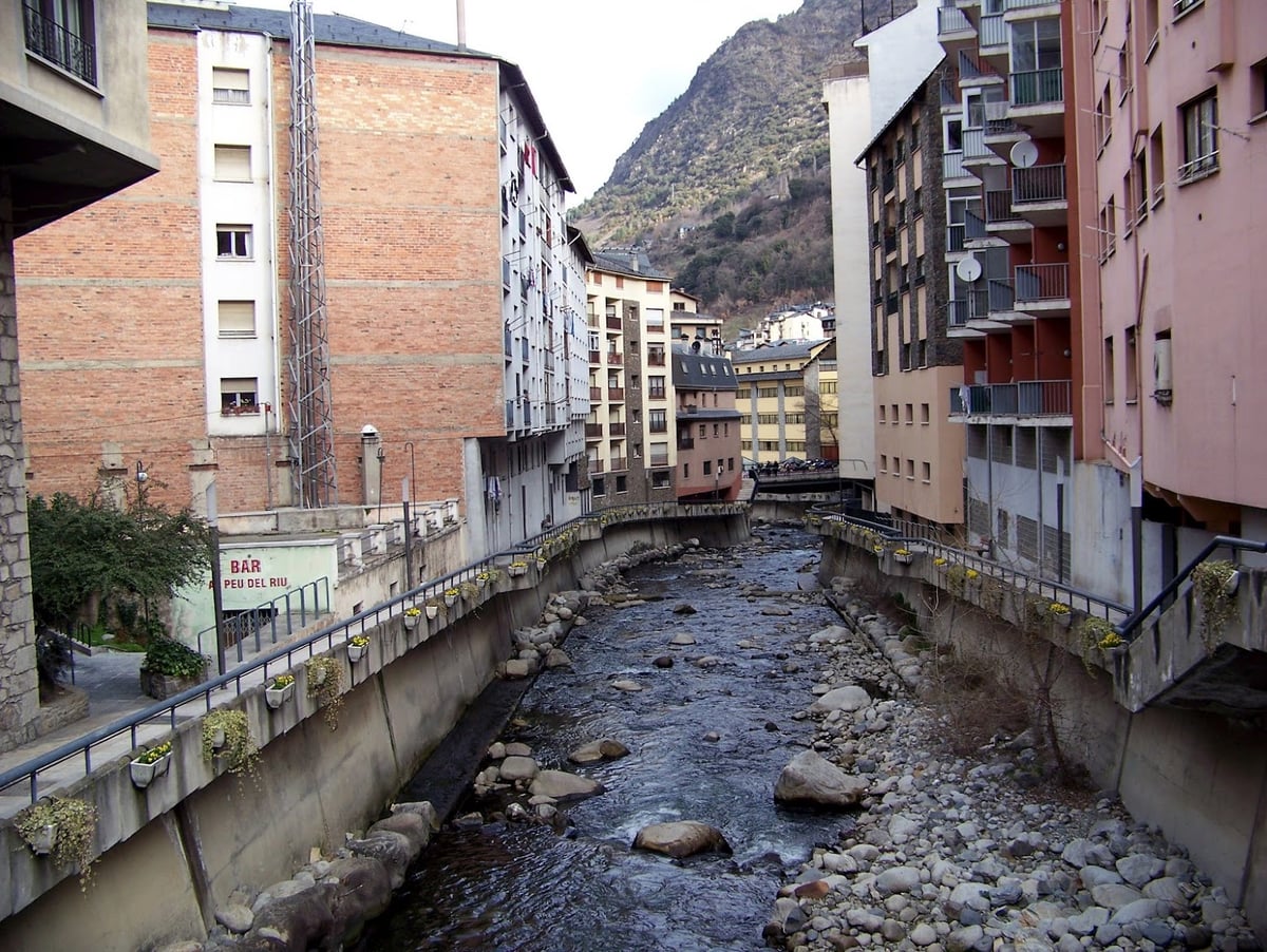 El río Valira atravesando el centro de Andorra la Vella, con los edificios de la capital a ambas orillas.