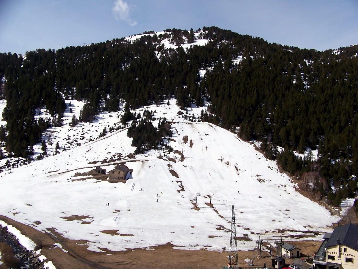 Paisaje de montaña cubierto de nieve