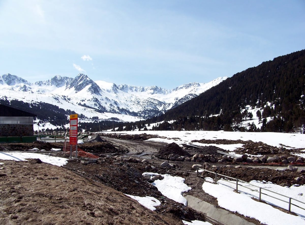 Estación de montaña nevada junto a la carretera, camino de Andorra.