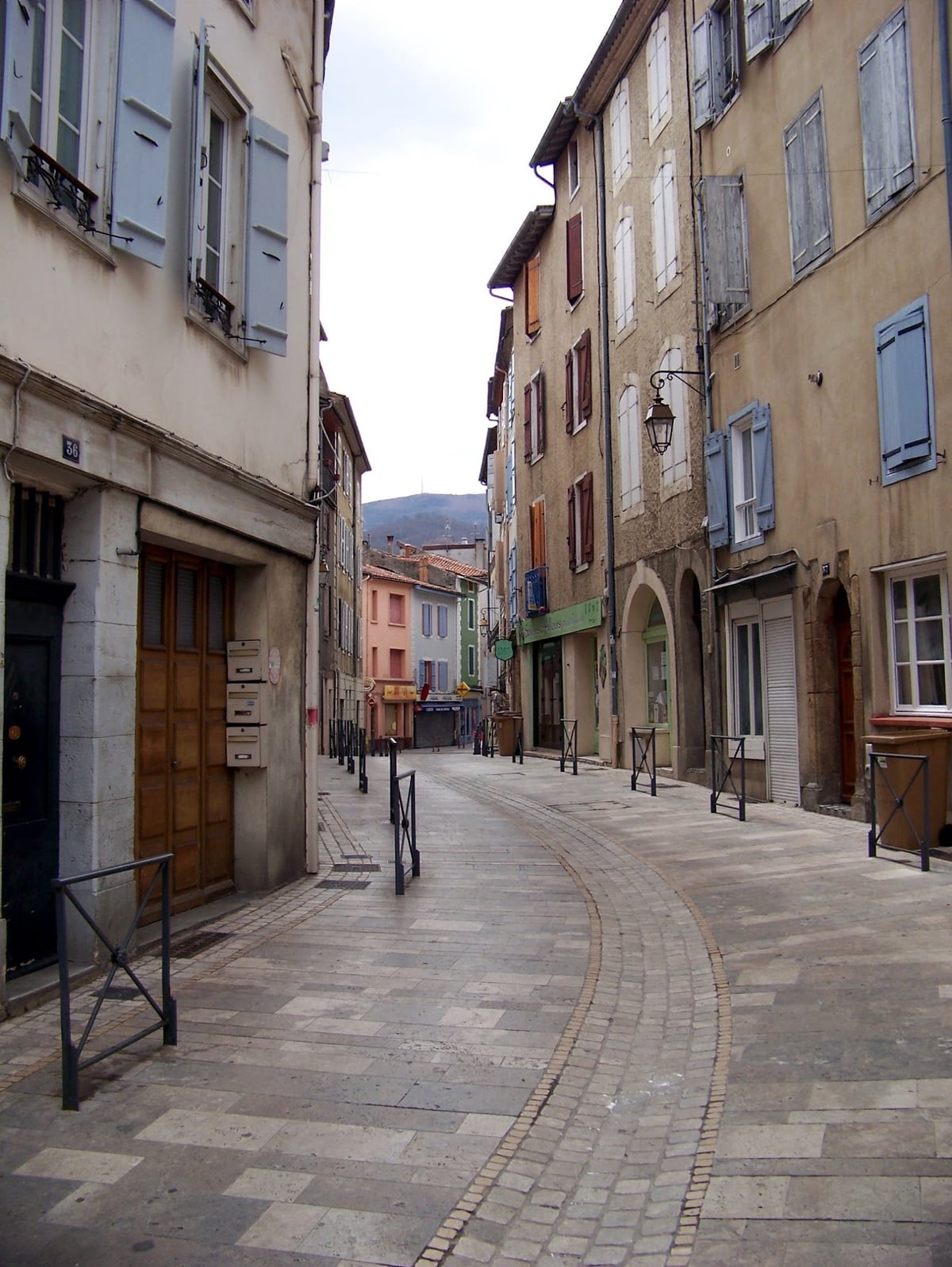 Calle estrecha de un casco histórico