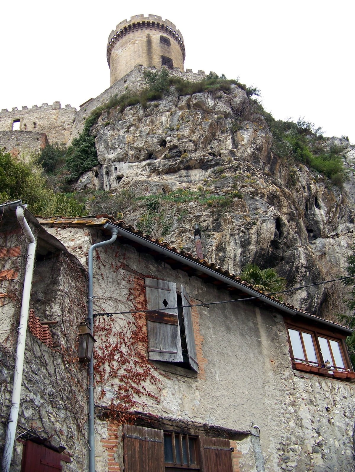 Iglesia y torre medieval sobre un promontorio rocoso
