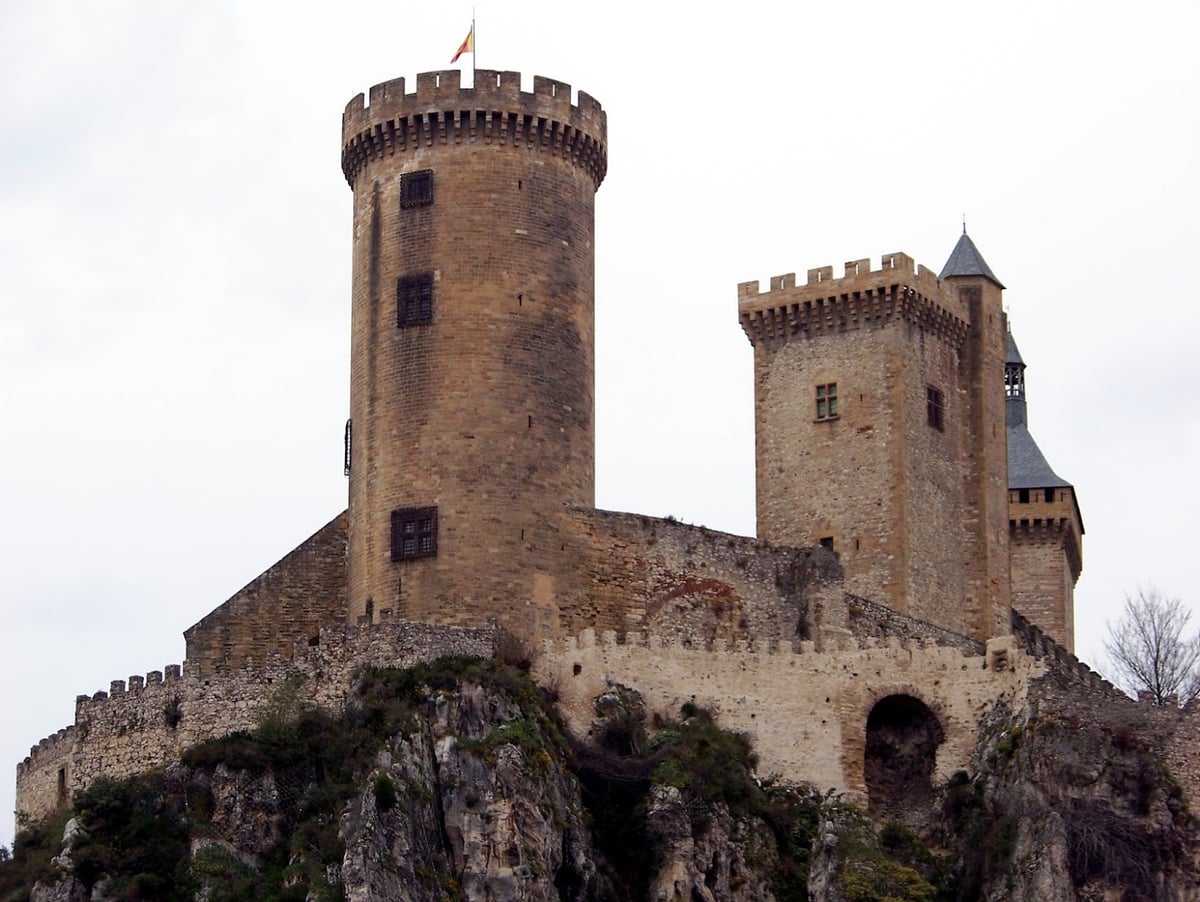 El castillo medieval de Foix, con sus torres circulares, sobre el peñasco rocoso.