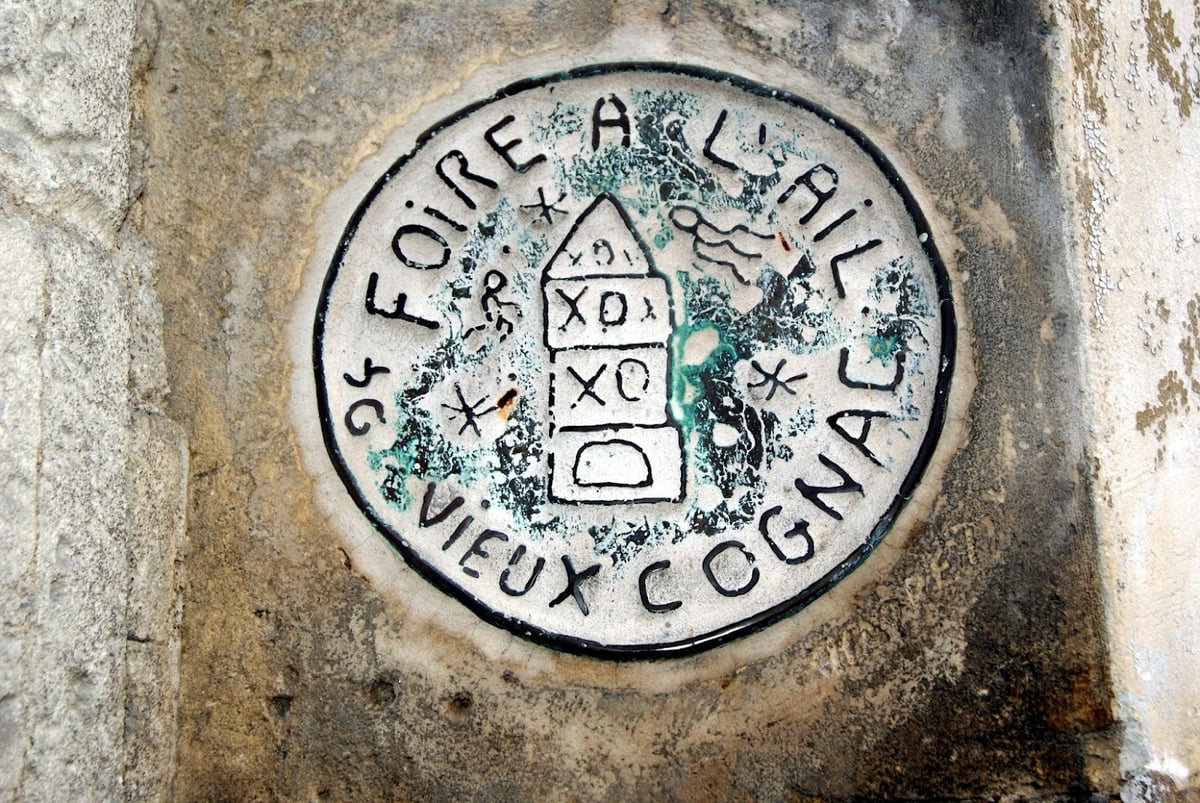 Placa de piedra dedicada a la historieta en Angulema